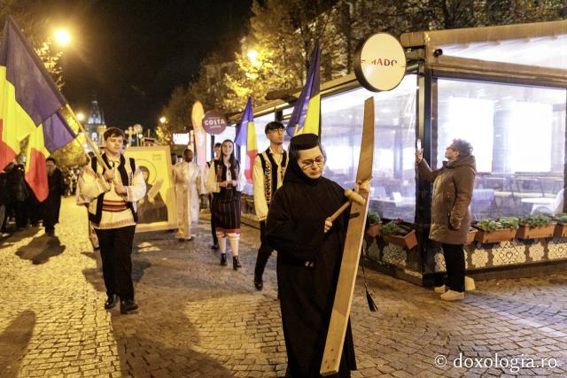 (Foto) Noapte de Înviere în Iași: Pelerinaj pe Calea Sfinților Parascheva și Grigorie Palama