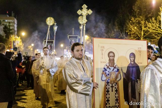 (Foto) Noapte de Înviere în Iași: Pelerinaj pe Calea Sfinților Parascheva și Grigorie Palama