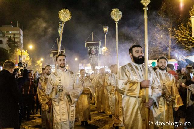 (Foto) Noapte de Înviere în Iași: Pelerinaj pe Calea Sfinților Parascheva și Grigorie Palama
