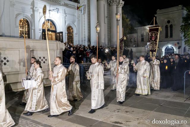 (Foto) Noapte de Înviere în Iași: Pelerinaj pe Calea Sfinților Parascheva și Grigorie Palama