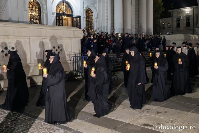 (Foto) Noapte de Înviere în Iași: Pelerinaj pe Calea Sfinților Parascheva și Grigorie Palama