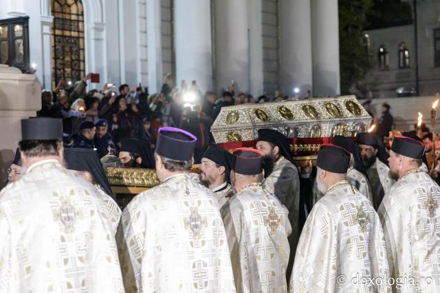 (Foto) Noapte de Înviere în Iași: Pelerinaj pe Calea Sfinților Parascheva și Grigorie Palama