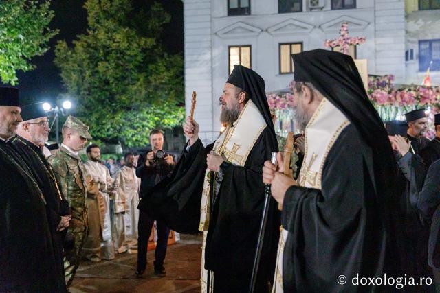 (Foto) Noapte de Înviere în Iași: Pelerinaj pe Calea Sfinților Parascheva și Grigorie Palama