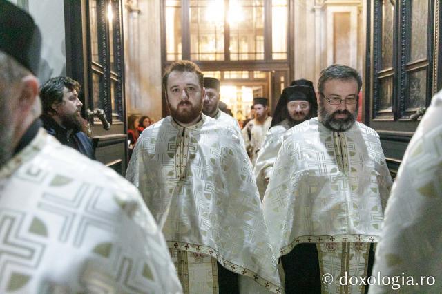 Moaștele Sfintei Parascheva au fost așezate în Catedrala Mitropolitană din Iași / Foto: pr. Silviu Cluci Moaștele Sfintei Parascheva au fost așezate în Catedrala Mitropolitană din Iași – 2025