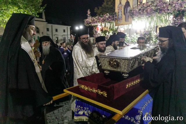 Moaștele Sfintei Parascheva au fost așezate în Catedrala Mitropolitană din Iași / Foto: pr. Silviu Cluci Moaștele Sfintei Parascheva au fost așezate în Catedrala Mitropolitană din Iași – 2025