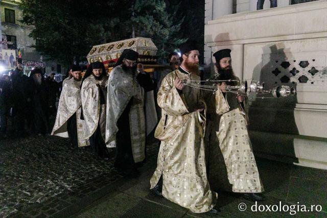 Moaștele Sfintei Parascheva au fost așezate în Catedrala Mitropolitană din Iași / Foto: pr. Silviu Cluci Moaștele Sfintei Parascheva au fost așezate în Catedrala Mitropolitană din Iași – 2025