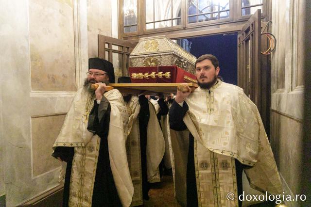 Moaștele Sfintei Parascheva au fost așezate în Catedrala Mitropolitană din Iași / Foto: pr. Silviu Cluci Moaștele Sfintei Parascheva au fost așezate în Catedrala Mitropolitană din Iași – 2025