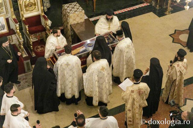 Moaștele Sfintei Parascheva au fost așezate în Catedrala Mitropolitană din Iași / Foto: pr. Silviu Cluci Moaștele Sfintei Parascheva au fost așezate în Catedrala Mitropolitană din Iași – 2025