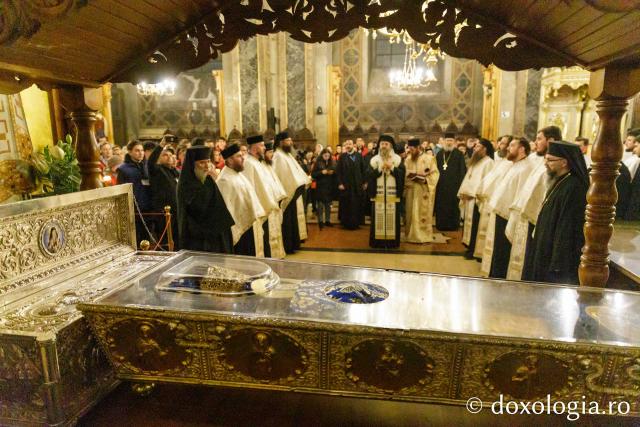 Moaștele Sfintei Parascheva au fost așezate în Catedrala Mitropolitană din Iași / Foto: pr. Silviu Cluci Moaștele Sfintei Parascheva au fost așezate în Catedrala Mitropolitană din Iași – 2025