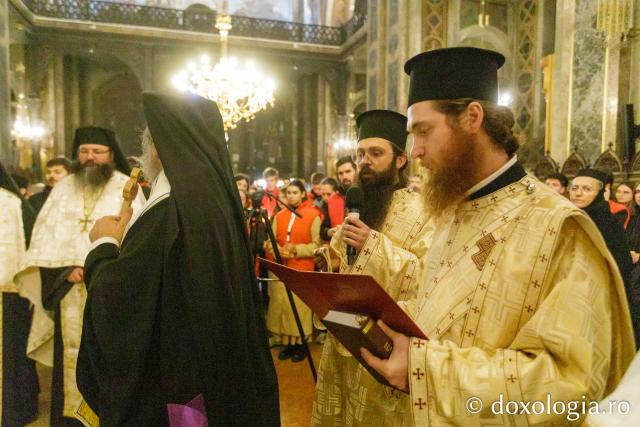 Moaștele Sfintei Parascheva au fost așezate în Catedrala Mitropolitană din Iași / Foto: pr. Silviu Cluci Moaștele Sfintei Parascheva au fost așezate în Catedrala Mitropolitană din Iași – 2025