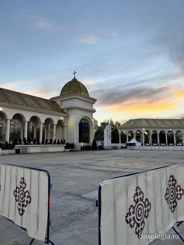 Apus peste Catedrala Națională, în ajunul sfințirii (25 octombrie 2025) / Foto: Florentina Mătrescu Apus peste Catedrala Națională, în ajunul sfințirii (25 octombrie 2025)