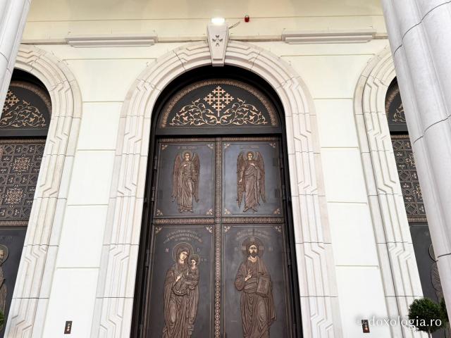 Apus peste Catedrala Națională, în ajunul sfințirii (25 octombrie 2025) / Foto: Florentina Mătrescu Apus peste Catedrala Națională, în ajunul sfințirii (25 octombrie 2025)