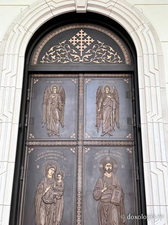 Apus peste Catedrala Națională, în ajunul sfințirii (25 octombrie 2025) / Foto: Florentina Mătrescu Apus peste Catedrala Națională, în ajunul sfințirii (25 octombrie 2025)