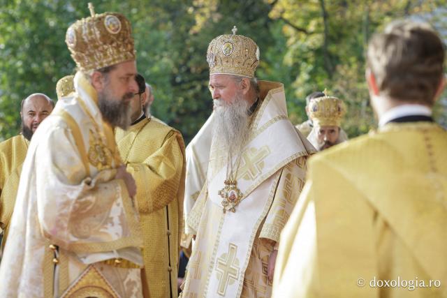 (Foto) Binecuvântare arhierească la sărbătoarea Sfintei Cuvioase Parascheva – Soborul ierarhilor, 2025