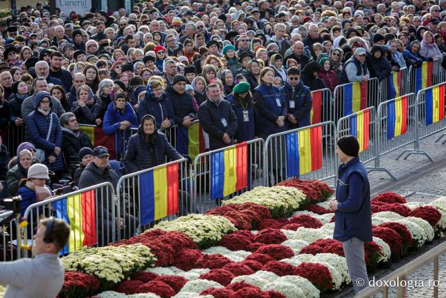 (Foto) Bucuria credinței la Iași – Sfânta Liturghie în cinstea Sfintei Parascheva și a Sfântului Grigorie Palama, 2025