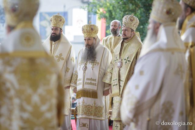 (Foto) Binecuvântare arhierească la sărbătoarea Sfintei Cuvioase Parascheva – Soborul ierarhilor, 2025
