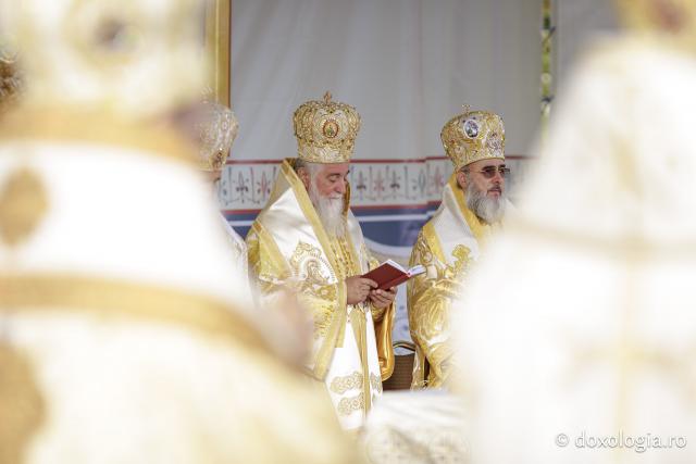 (Foto) Binecuvântare arhierească la sărbătoarea Sfintei Cuvioase Parascheva – Soborul ierarhilor, 2025
