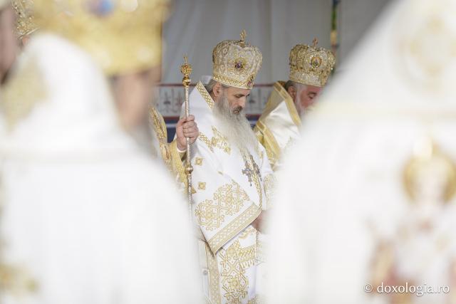 (Foto) Binecuvântare arhierească la sărbătoarea Sfintei Cuvioase Parascheva – Soborul ierarhilor, 2025