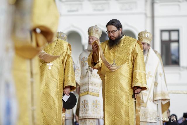 (Foto) Binecuvântare arhierească la sărbătoarea Sfintei Cuvioase Parascheva – Soborul ierarhilor, 2025