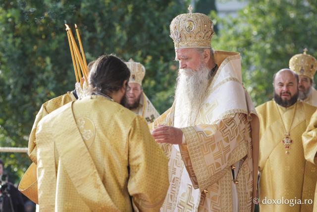 (Foto) Binecuvântare arhierească la sărbătoarea Sfintei Cuvioase Parascheva – Soborul ierarhilor, 2025