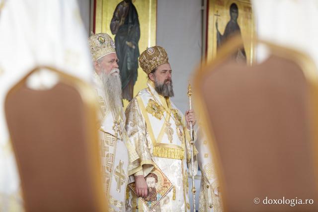 (Foto) Binecuvântare arhierească la sărbătoarea Sfintei Cuvioase Parascheva – Soborul ierarhilor, 2025