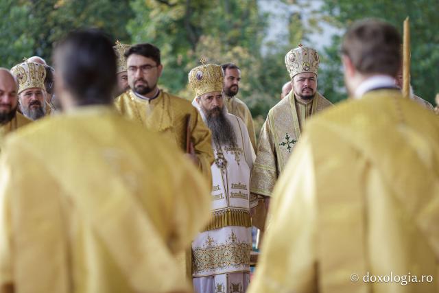 (Foto) Binecuvântare arhierească la sărbătoarea Sfintei Cuvioase Parascheva – Soborul ierarhilor, 2025