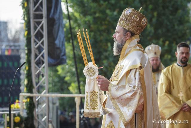 (Foto) Binecuvântare arhierească la sărbătoarea Sfintei Cuvioase Parascheva – Soborul ierarhilor, 2025