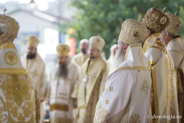 (Foto) Binecuvântare arhierească la sărbătoarea Sfintei Cuvioase Parascheva – Soborul ierarhilor, 2025