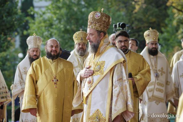 (Foto) Binecuvântare arhierească la sărbătoarea Sfintei Cuvioase Parascheva – Soborul ierarhilor, 2025