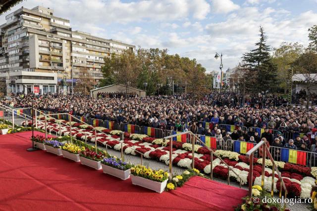 (Foto) Bucuria credinței la Iași – Sfânta Liturghie în cinstea Sfintei Parascheva și a Sfântului Grigorie Palama, 2025