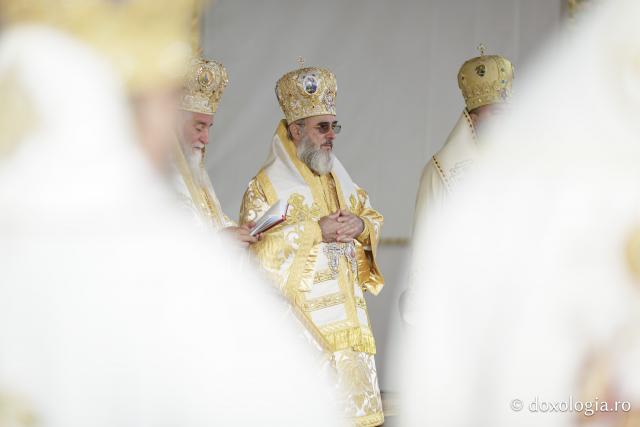 (Foto) Binecuvântare arhierească la sărbătoarea Sfintei Cuvioase Parascheva – Soborul ierarhilor, 2025
