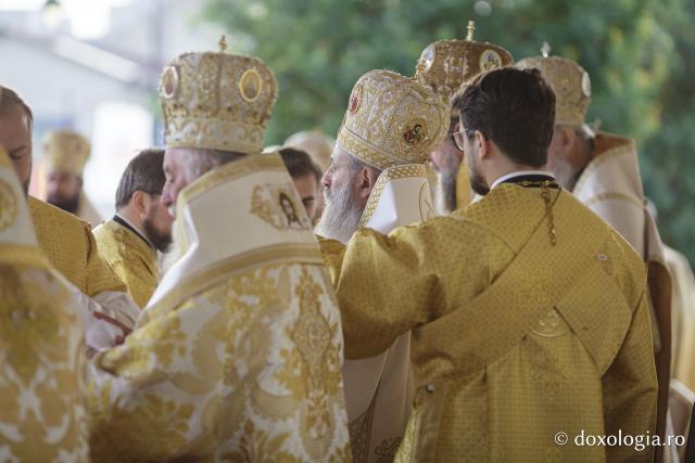 (Foto) Binecuvântare arhierească la sărbătoarea Sfintei Cuvioase Parascheva – Soborul ierarhilor, 2025