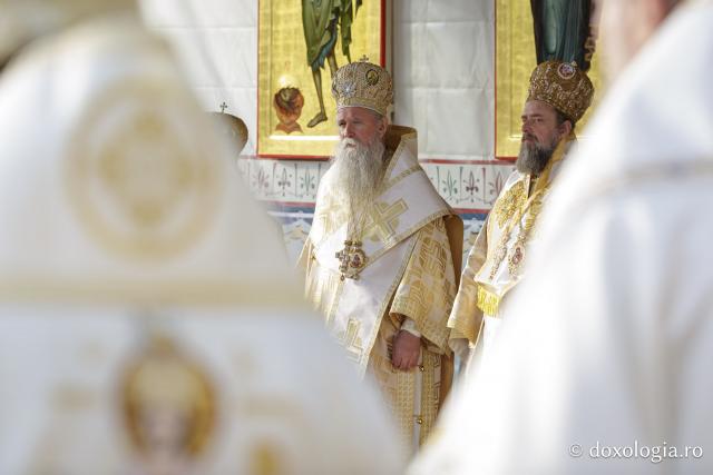 (Foto) Binecuvântare arhierească la sărbătoarea Sfintei Cuvioase Parascheva – Soborul ierarhilor, 2025