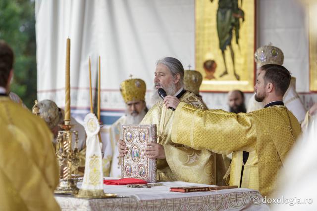 (Foto) Binecuvântare arhierească la sărbătoarea Sfintei Cuvioase Parascheva – Soborul ierarhilor, 2025