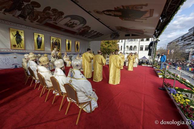 (Foto) Binecuvântare arhierească la sărbătoarea Sfintei Cuvioase Parascheva – Soborul ierarhilor, 2025