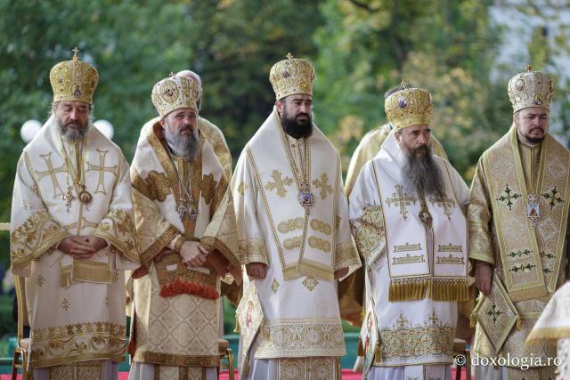 (Foto) Binecuvântare arhierească la sărbătoarea Sfintei Cuvioase Parascheva – Soborul ierarhilor, 2025