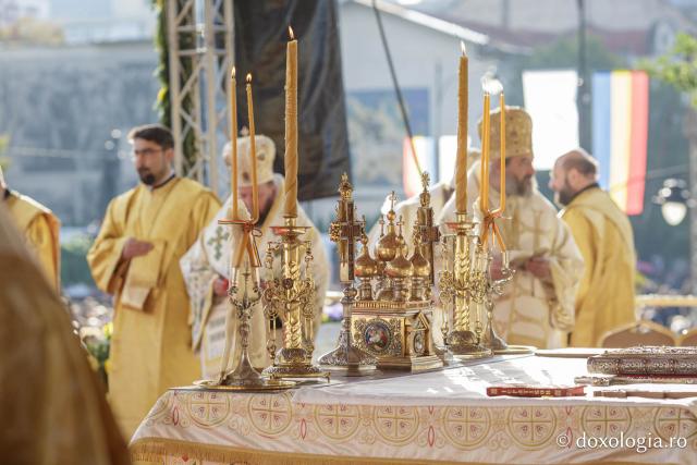 (Foto) Bucuria credinței la Iași – Sfânta Liturghie în cinstea Sfintei Parascheva și a Sfântului Grigorie Palama, 2025