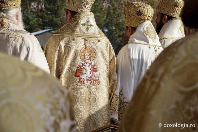 (Foto) Binecuvântare arhierească la sărbătoarea Sfintei Cuvioase Parascheva – Soborul ierarhilor, 2025