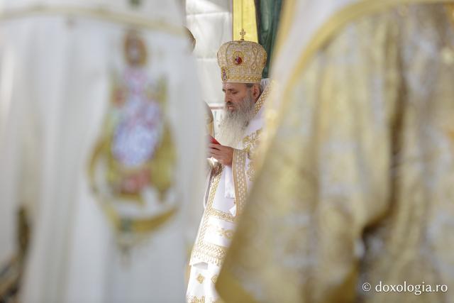 (Foto) Binecuvântare arhierească la sărbătoarea Sfintei Cuvioase Parascheva – Soborul ierarhilor, 2025