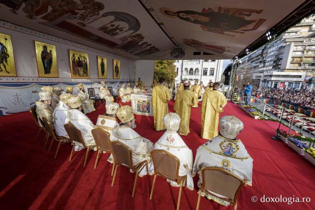 (Foto) Bucuria credinței la Iași – Sfânta Liturghie în cinstea Sfintei Parascheva și a Sfântului Grigorie Palama, 2025