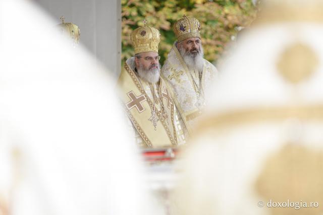 (Foto) Binecuvântare arhierească la sărbătoarea Sfintei Cuvioase Parascheva – Soborul ierarhilor, 2025