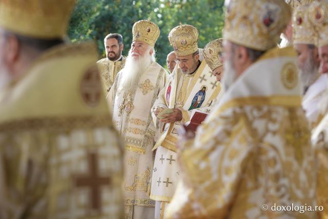 (Foto) Binecuvântare arhierească la sărbătoarea Sfintei Cuvioase Parascheva – Soborul ierarhilor, 2025