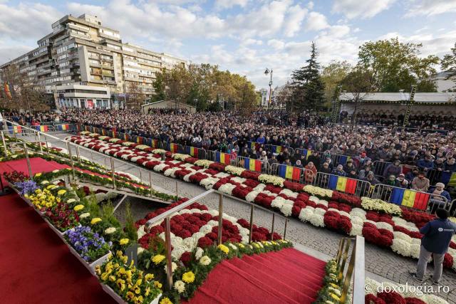 (Foto) Bucuria credinței la Iași – Sfânta Liturghie în cinstea Sfintei Parascheva și a Sfântului Grigorie Palama, 2025