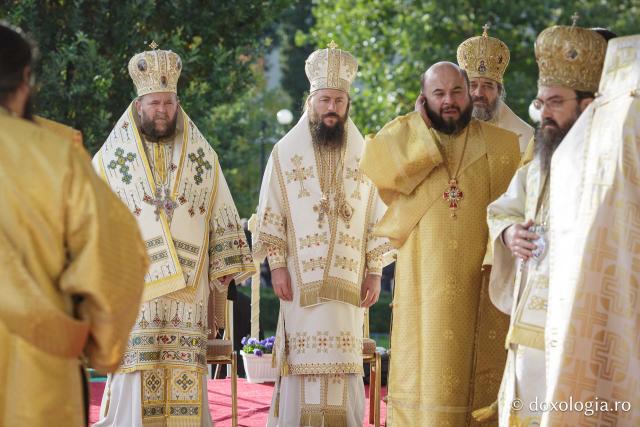 (Foto) Binecuvântare arhierească la sărbătoarea Sfintei Cuvioase Parascheva – Soborul ierarhilor, 2025