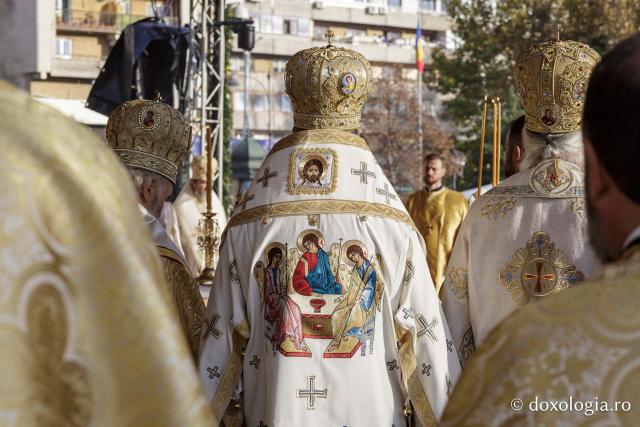 (Foto) Binecuvântare arhierească la sărbătoarea Sfintei Cuvioase Parascheva – Soborul ierarhilor, 2025