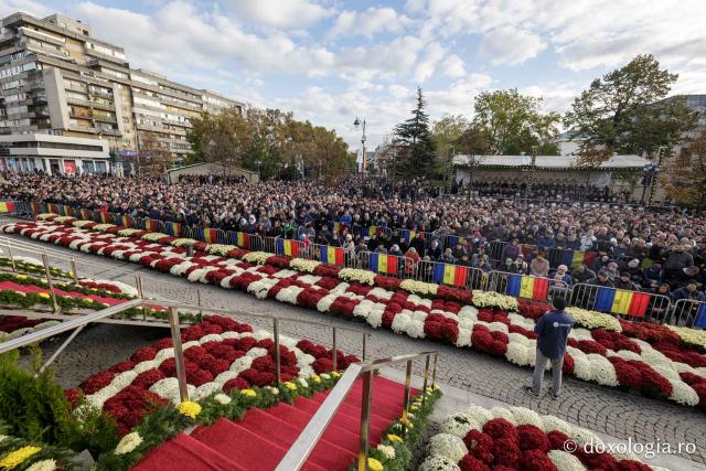 (Foto) Bucuria credinței la Iași – Sfânta Liturghie în cinstea Sfintei Parascheva și a Sfântului Grigorie Palama, 2025
