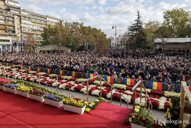 (Foto) Bucuria credinței la Iași – Sfânta Liturghie în cinstea Sfintei Parascheva și a Sfântului Grigorie Palama, 2025
