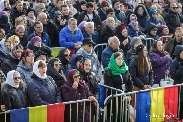 (Foto) Bucuria credinței la Iași – Sfânta Liturghie în cinstea Sfintei Parascheva și a Sfântului Grigorie Palama, 2025
