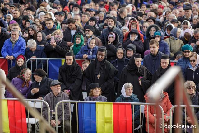 (Foto) Bucuria credinței la Iași – Sfânta Liturghie în cinstea Sfintei Parascheva și a Sfântului Grigorie Palama, 2025