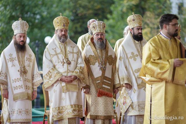(Foto) Binecuvântare arhierească la sărbătoarea Sfintei Cuvioase Parascheva – Soborul ierarhilor, 2025